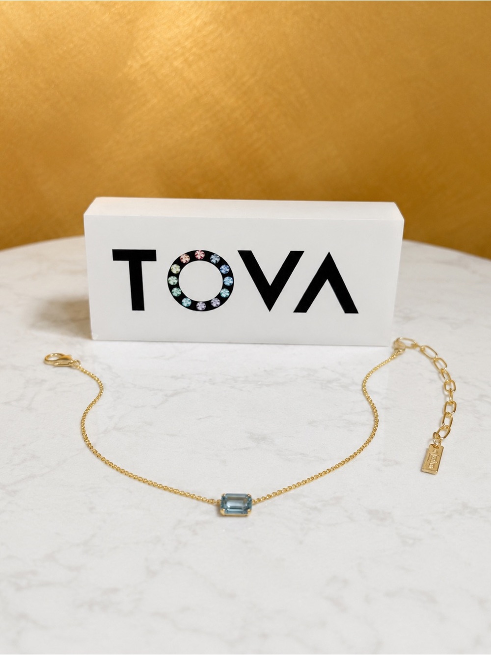 TOVA Rubin in aqua Lemon stone on a gold chain